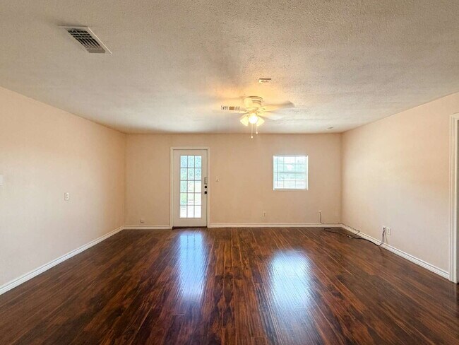 Building Photo - Beautiful 6 bed, 2 bath home in Burleson!