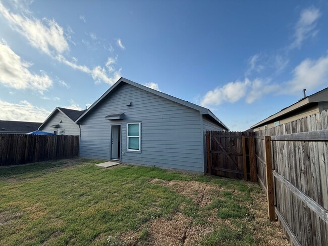 Building Photo - Dream Home in Seguin- 3 Bedroom / 2 Bath -...