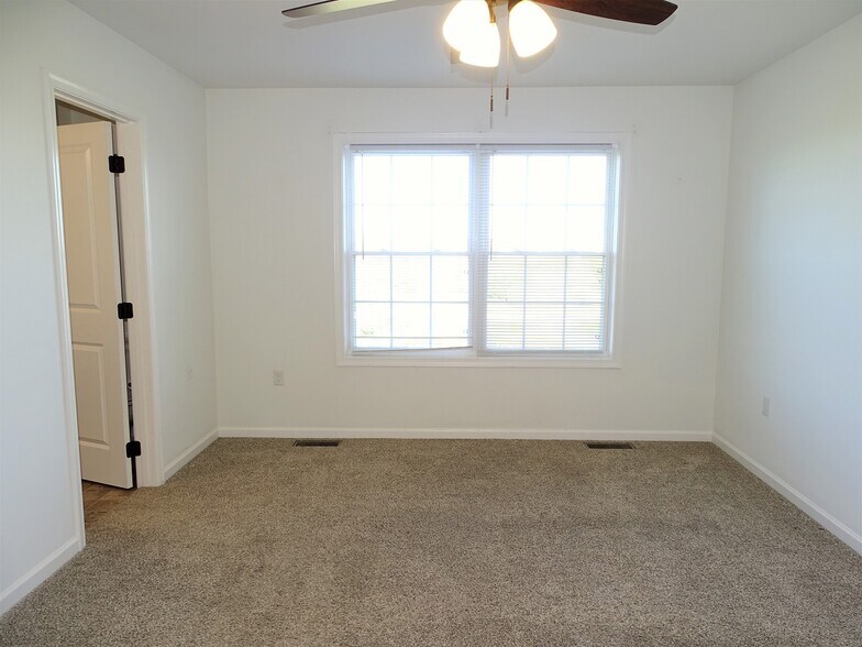 Building Photo - 229 Lakeside Xing