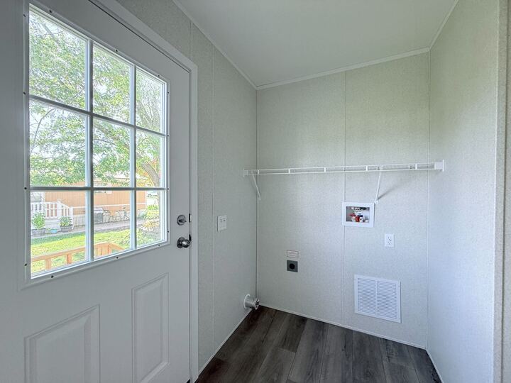 Building Photo - 29909 Flushing Dr