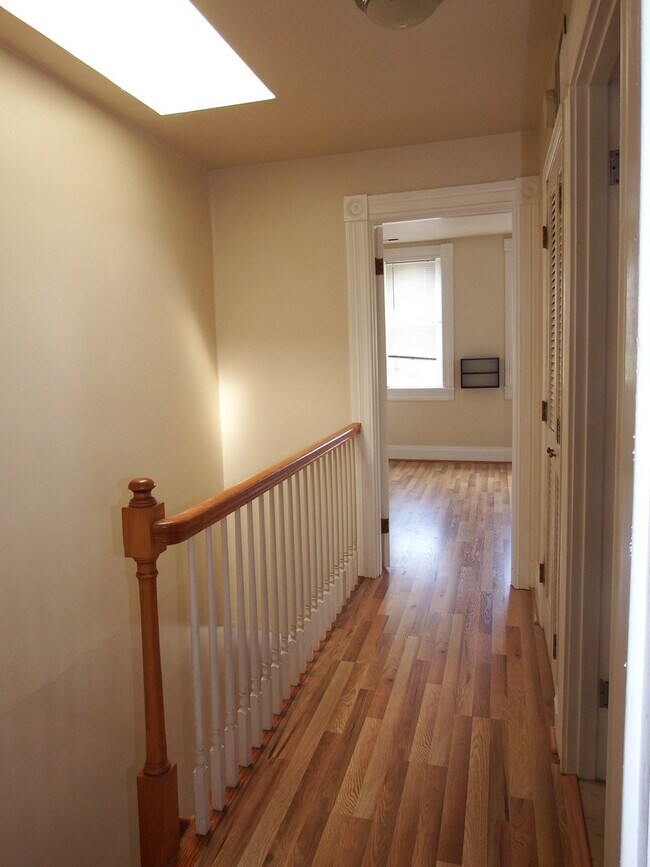 Building Photo - Beautiful Two Level Two Bedroom with Two Baths in Historic Mt Vernon Ready to Move In
