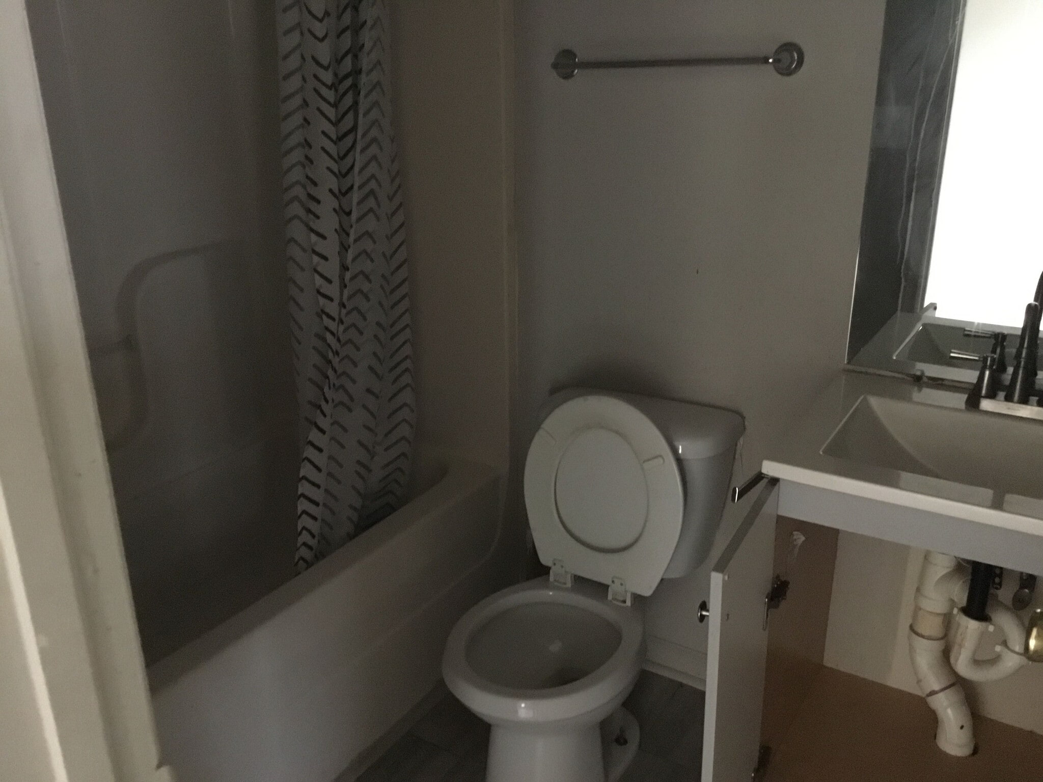 Building Photo - Room in Condo on Beck St