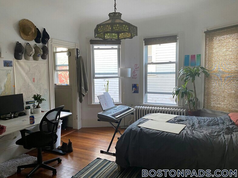 Building Photo - 10 Sachem St