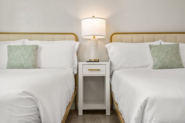 Building Photo - 6606 W Paradise Ln