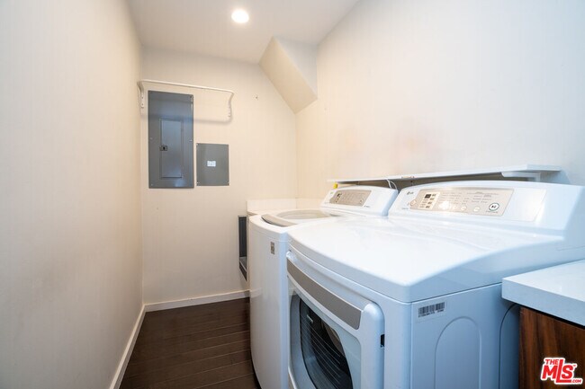 Building Photo - 3865 Buena Park Dr