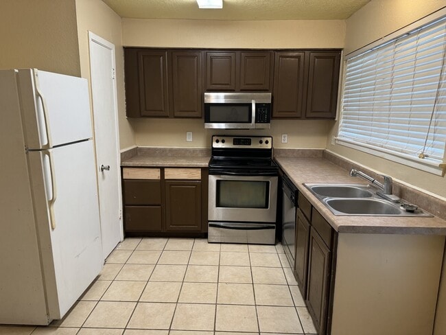 Building Photo - 16607 David Glen Dr