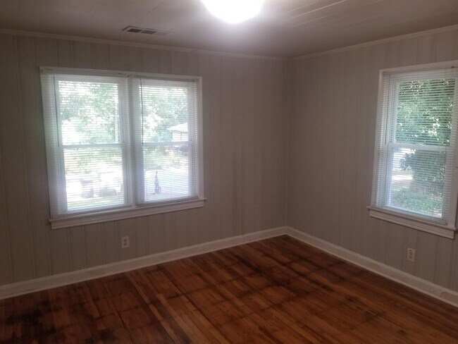 Building Photo - 2125 Burroughs Ave SE