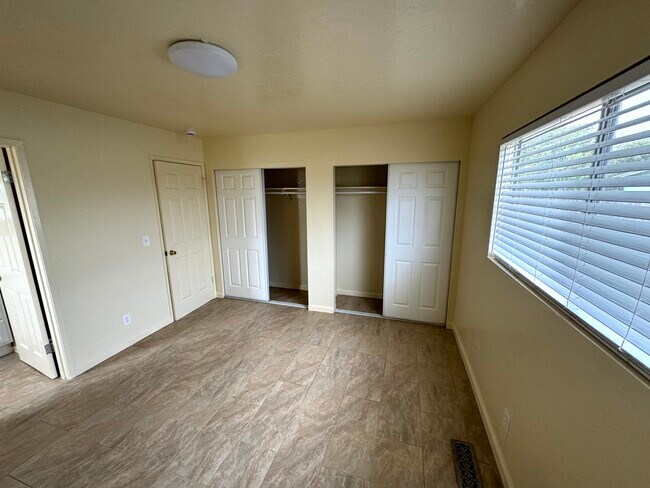 Building Photo - 487 Larson Ct