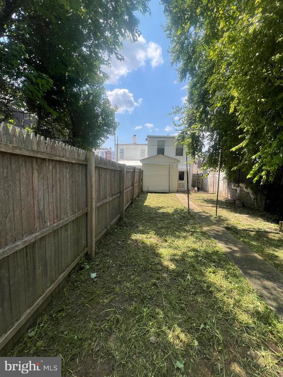 Building Photo - 1731 W 6th St