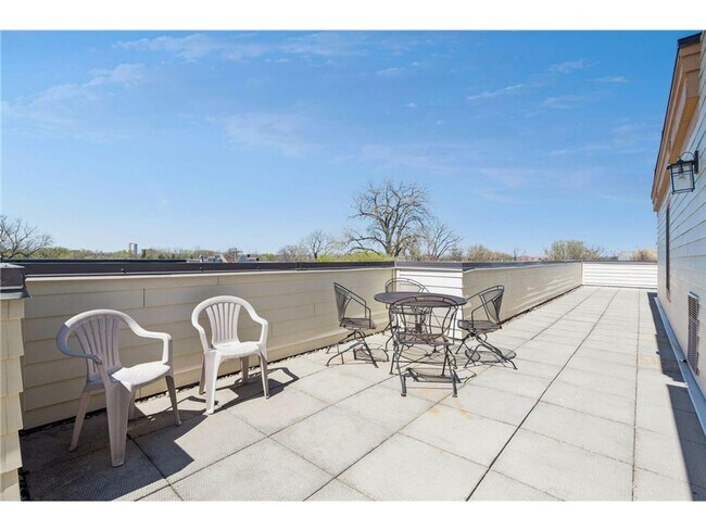 Building Photo - Large 2BD/2.5BA two story corner unit on Dayton Ave in St Paul!!