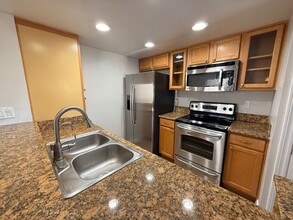 Building Photo - Beautiful 2-Bedroom Condo in Desirable Ran...