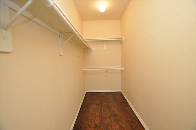 Building Photo - 9210 Hidden Lake E Dr