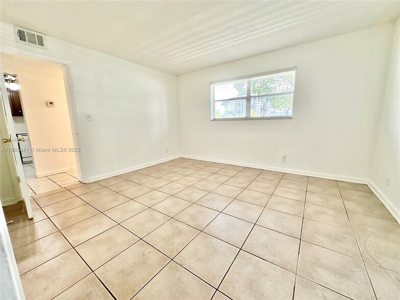 Building Photo - 7831 Colony Cir N