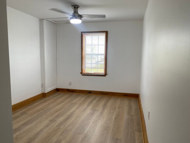 Building Photo - Apartment - 2 bedrooms 1 bath