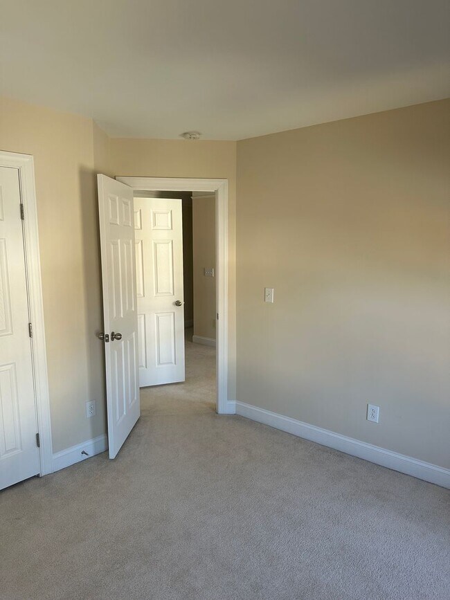 Building Photo - Prime Location, Five Forks! Lease only