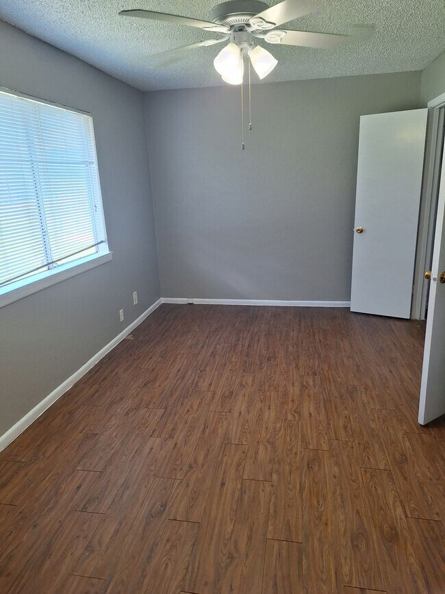 Building Photo - 2x1 Less Than $933 Big Yard, Pets OK