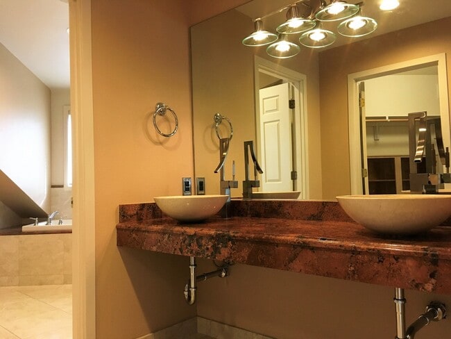 Building Photo - Beautiful Riverfront Condo in NW Bend!