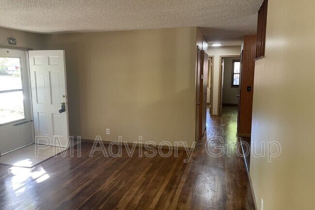 Building Photo - 2213 SE Davies St