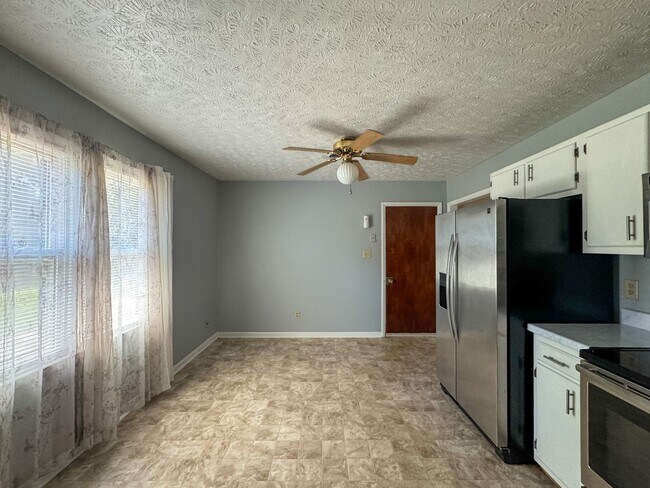 Building Photo - Cute 3 Bed 1.5 Bath Home with Fenced Yard