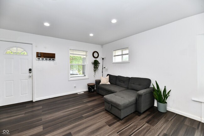 Building Photo - 1924 Mansfield St