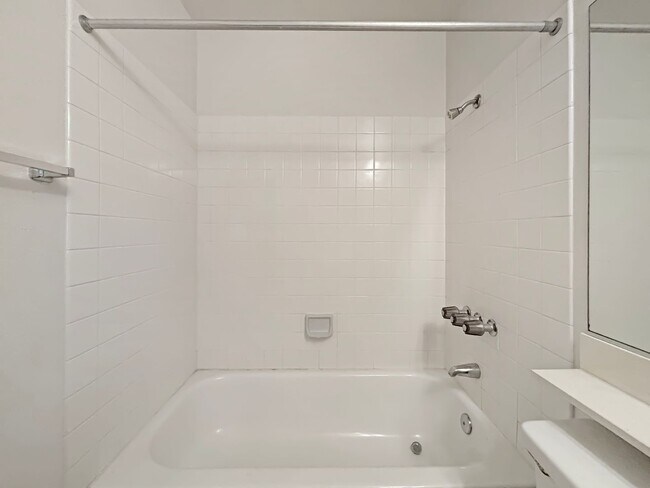 Building Photo - Charming 2BD/2BA Condo in La Jolla Village...