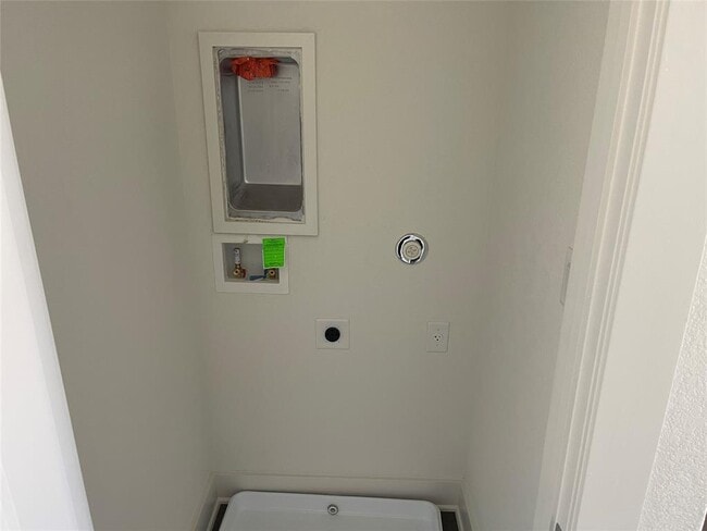 Building Photo - 2050 Lohmans Spur Rd