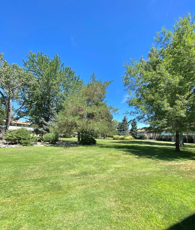 Building Photo - 464 Smithridge Park