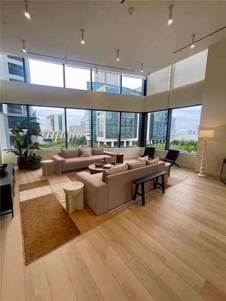 Building Photo - 225 N Miami Ave