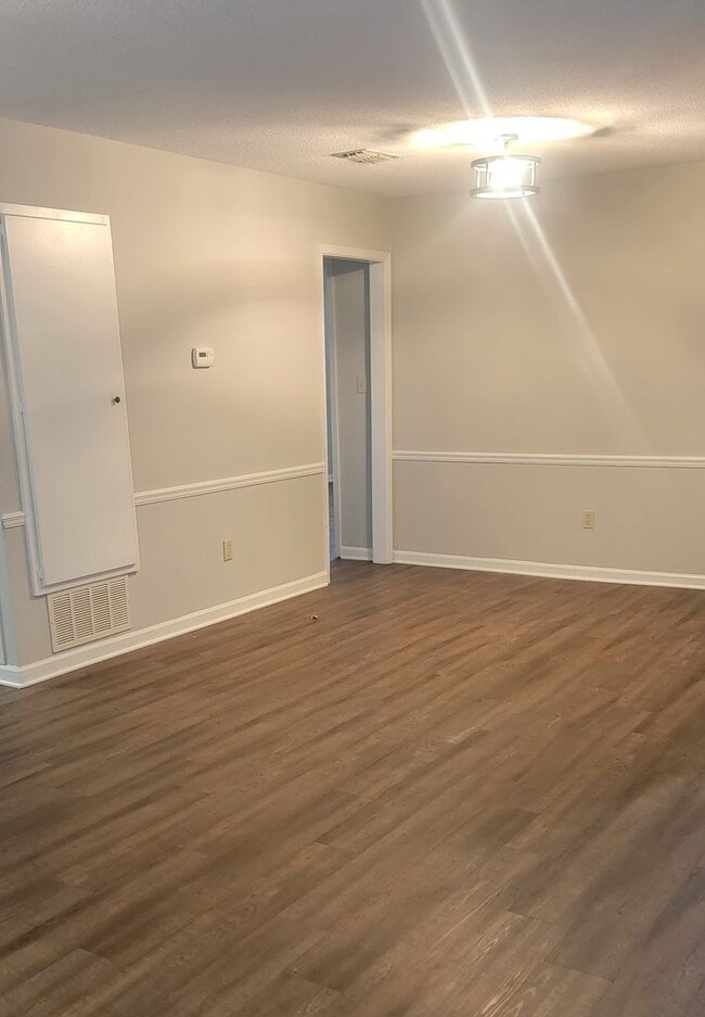 Building Photo - Adorable UPDATED 2-Bedroom, 2-Bathroom Tow...