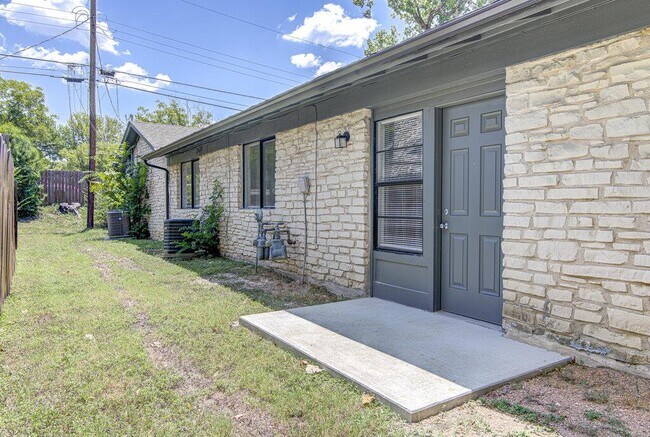 Building Photo - 5703 Gloucester Ln