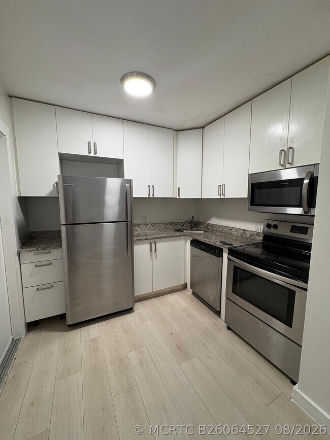 Building Photo - 600 NE 46th Ct