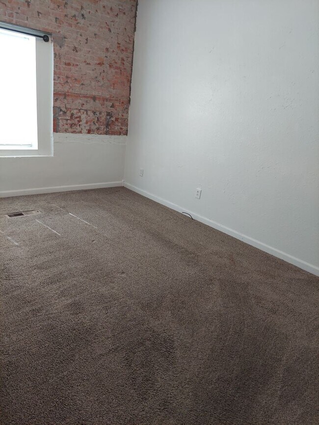 Building Photo - r221-7