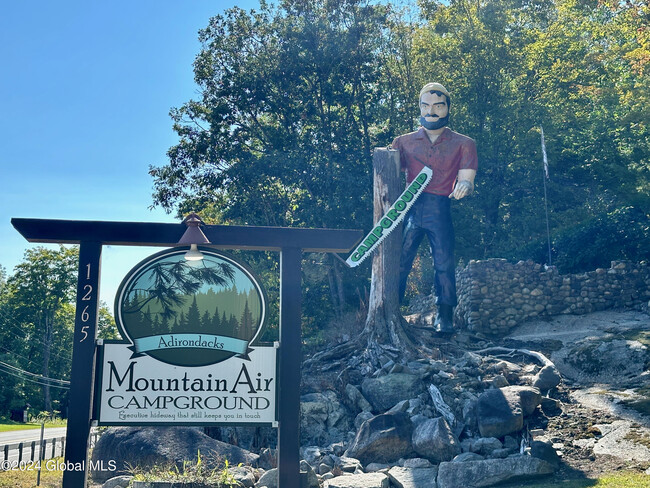 Building Photo - 9 Adirondack Memories Lane