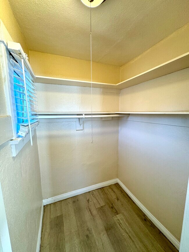 Building Photo - 4216 Woodlawn Ave