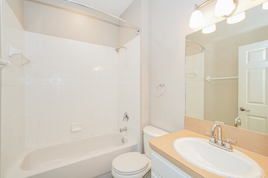 Building Photo - 748 Star Pointe Dr