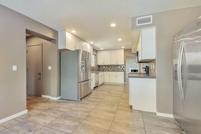 Building Photo - Large 6 Bedroom near Broadway & Rural!  POOL WITH SWIM UP BAR!