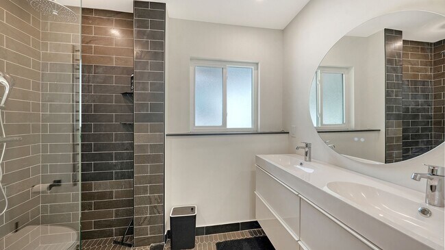 Building Photo - Museum's Area Home