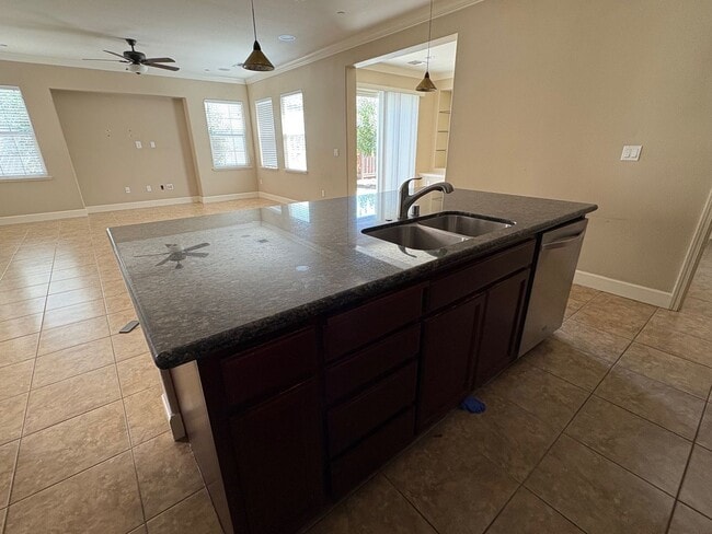 Building Photo - Large executive home close to Questa school!
