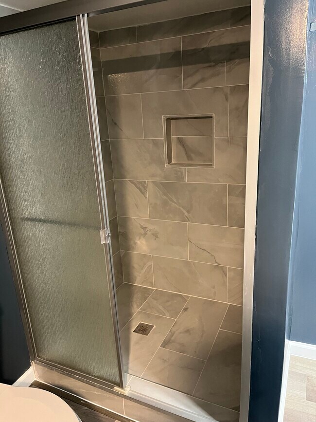 Building Photo - 1370 E 22nd Ave