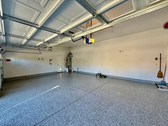 Building Photo - Beautiful home is available NOW
