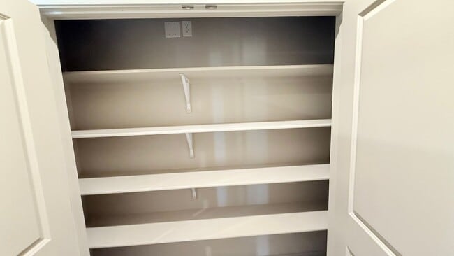 Building Photo - Light and airy 3-bed, 3-bath townhome in one of the area’s most highly desired Red Hawk area.