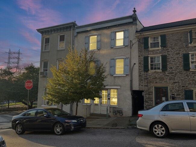 Building Photo - 147 Pensdale St