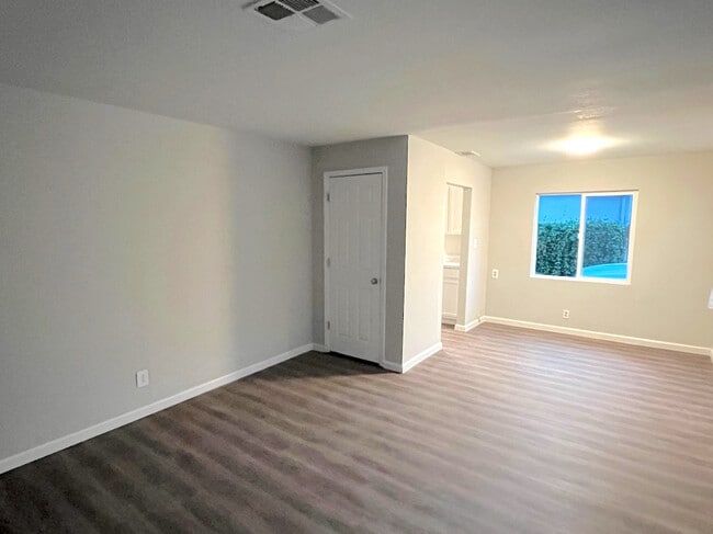 Building Photo - 3033 W Sonoma Ave