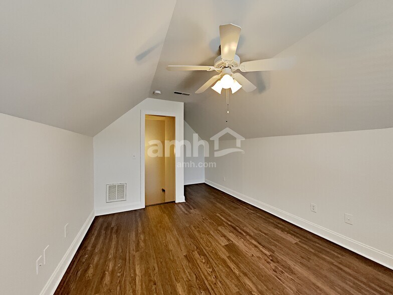 Building Photo - 5125 Macarthur Ave