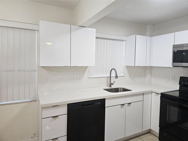 Building Photo - 900 Tallwood Ave