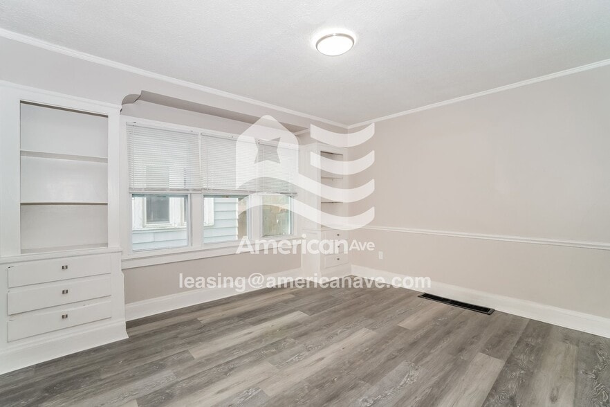 Building Photo - 384 Grace Ave