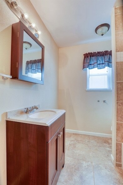 Building Photo - 607 Rosewood Dr