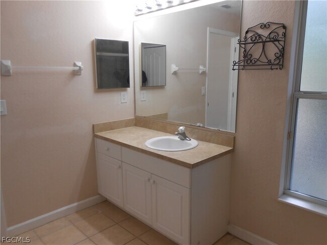 Building Photo - 612 McArthur Ave