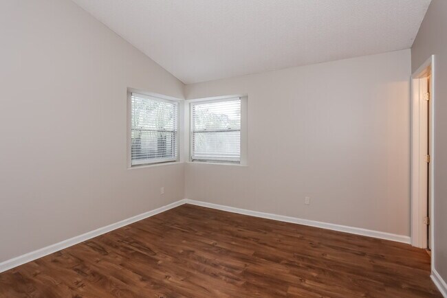 Building Photo - 2513 Townsquare Dr