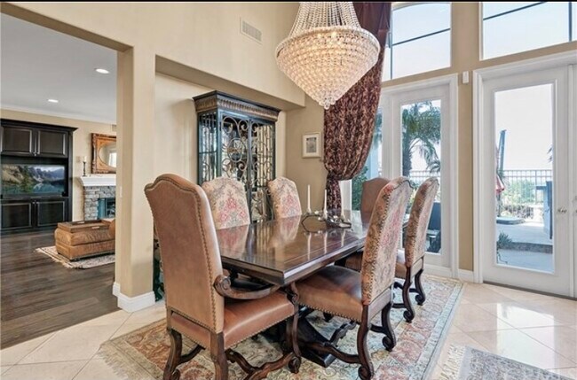 Building Photo - 9 Marisol